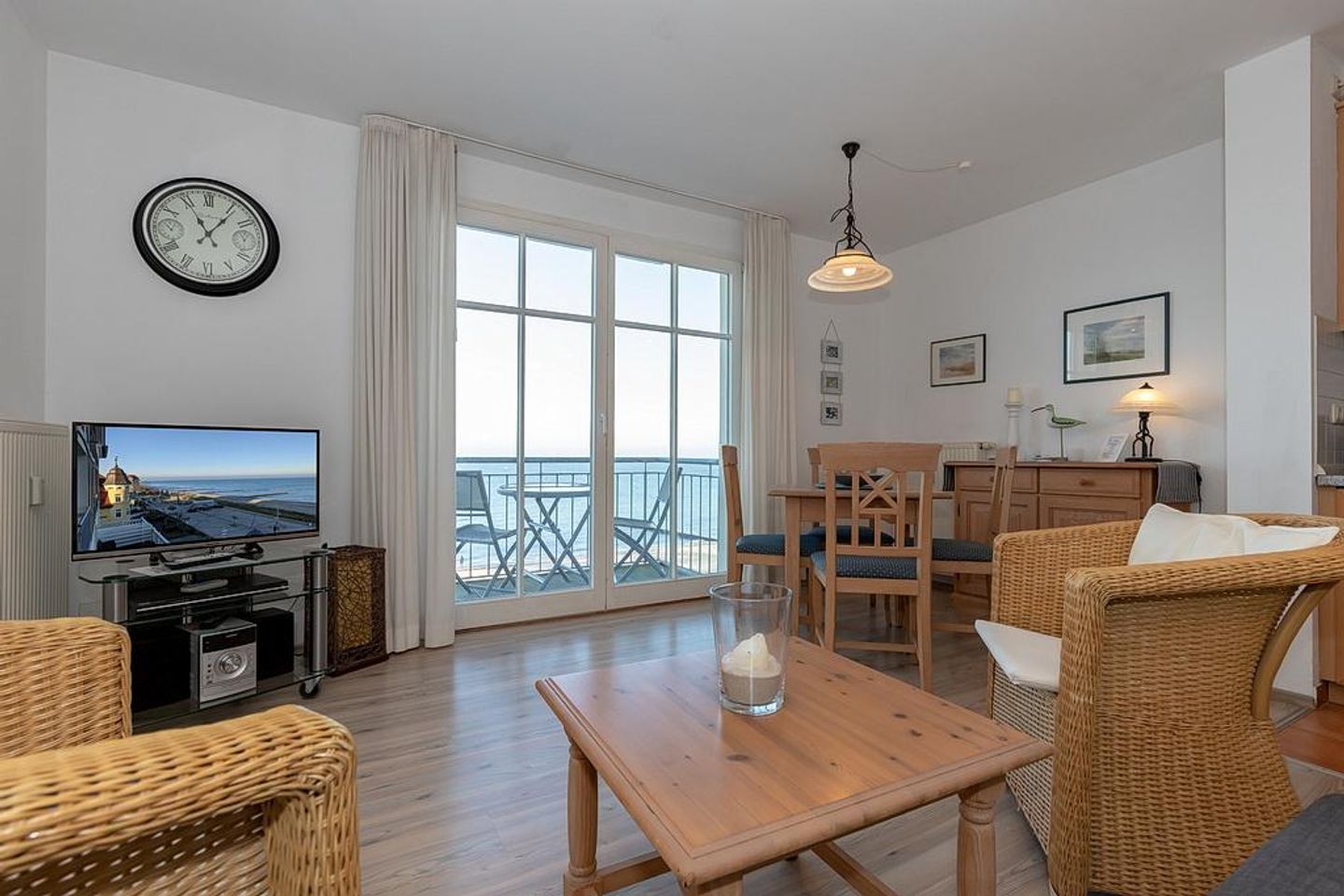 Meeresblick Meeresblick 419 Kühlungsborn - Wohn-Essbereich mit Couch und Flatscreen-TV
