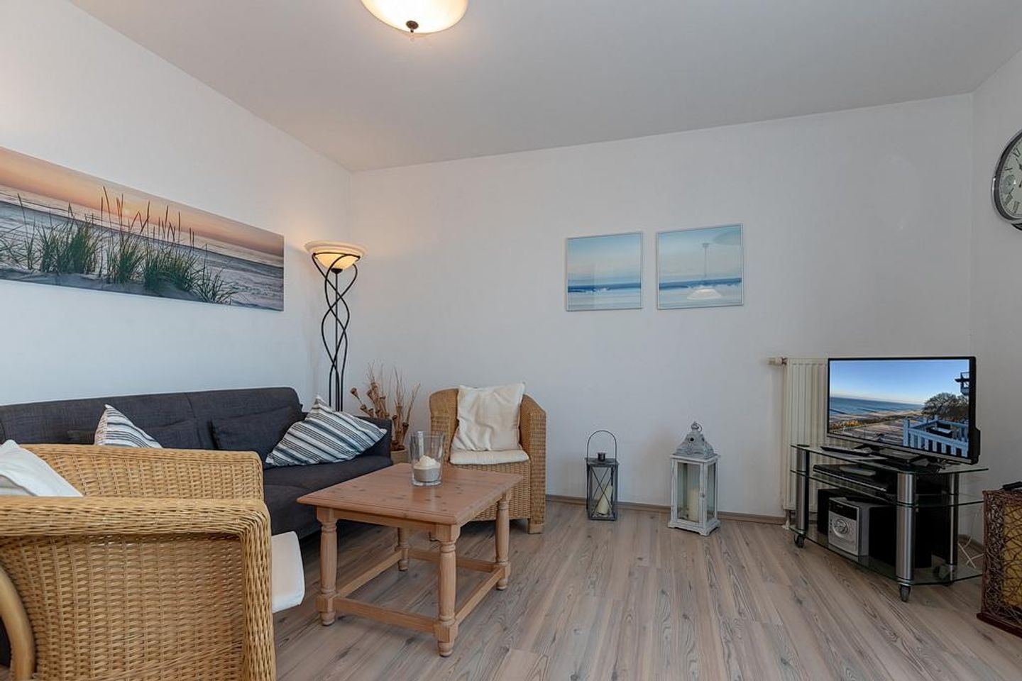 Meeresblick Meeresblick 419 Kühlungsborn - Wohn-Essbereich mit Couch und Flatscreen-TV