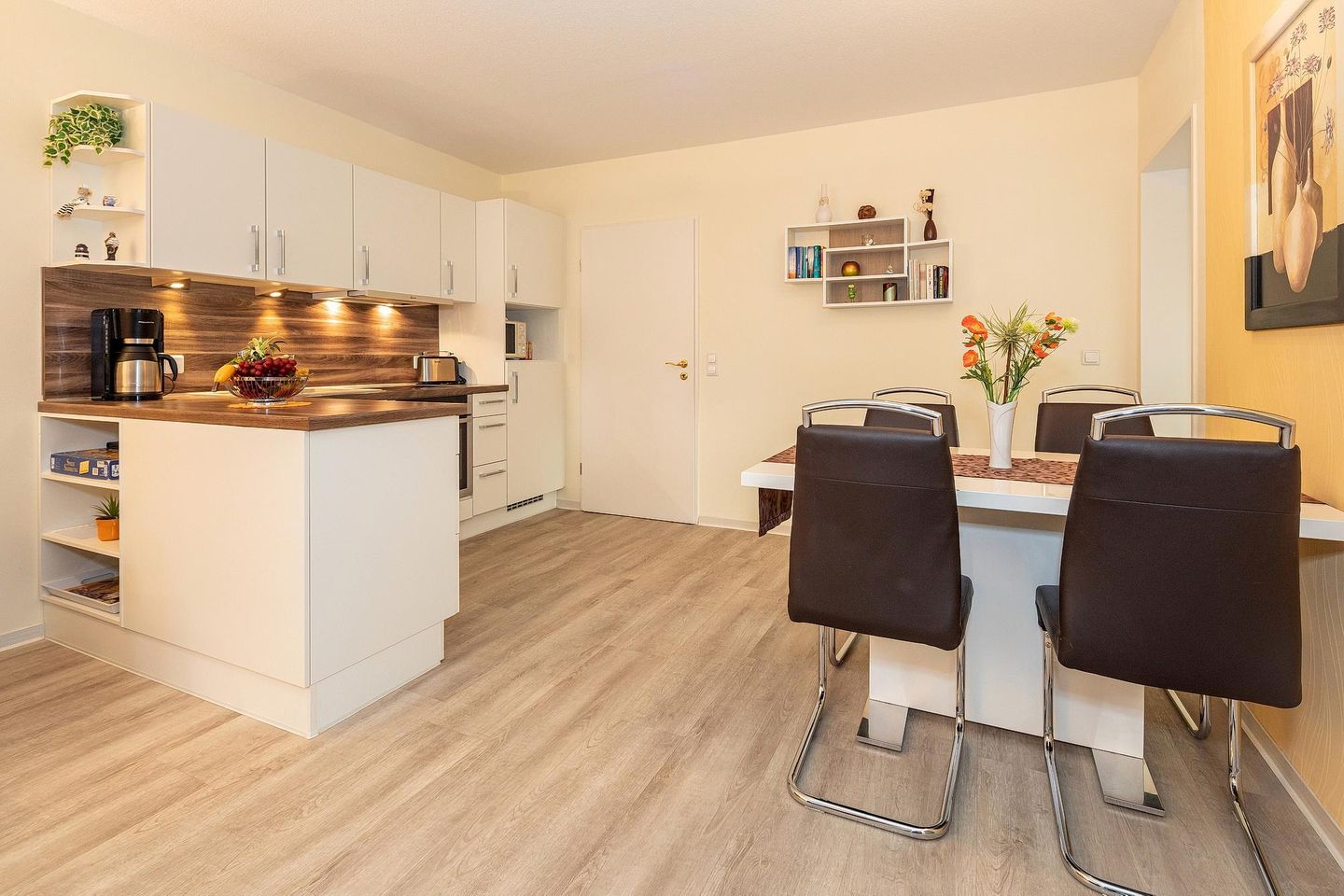 Strand-Park Strand-Park 102 Usedom - Küchenzeile mit Esstisch und Sitzgelegenheit