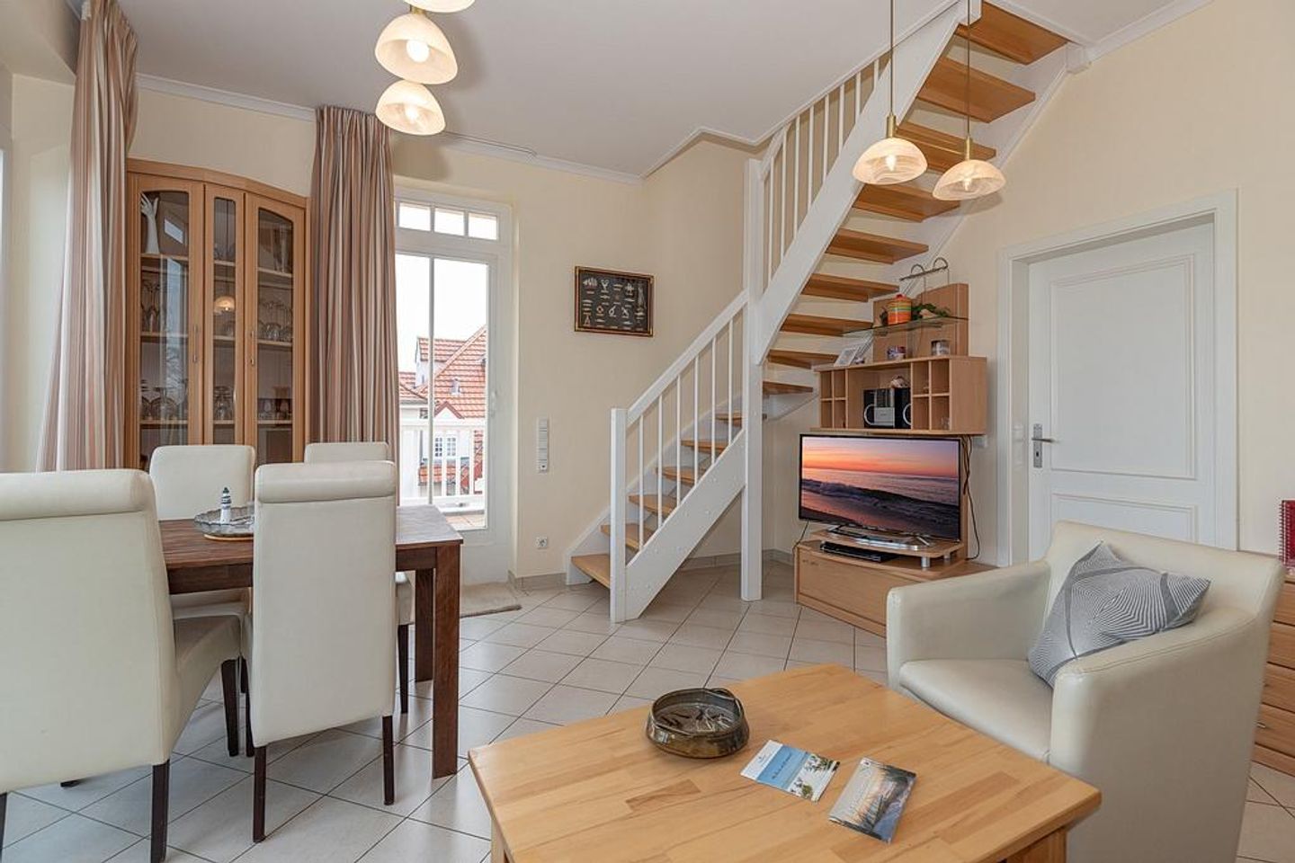 Dünenschloss Dünenschloss 1-40 Kühlungsborn - Wohn-Essbereich mit Esstisch und Sitzgelegenheit