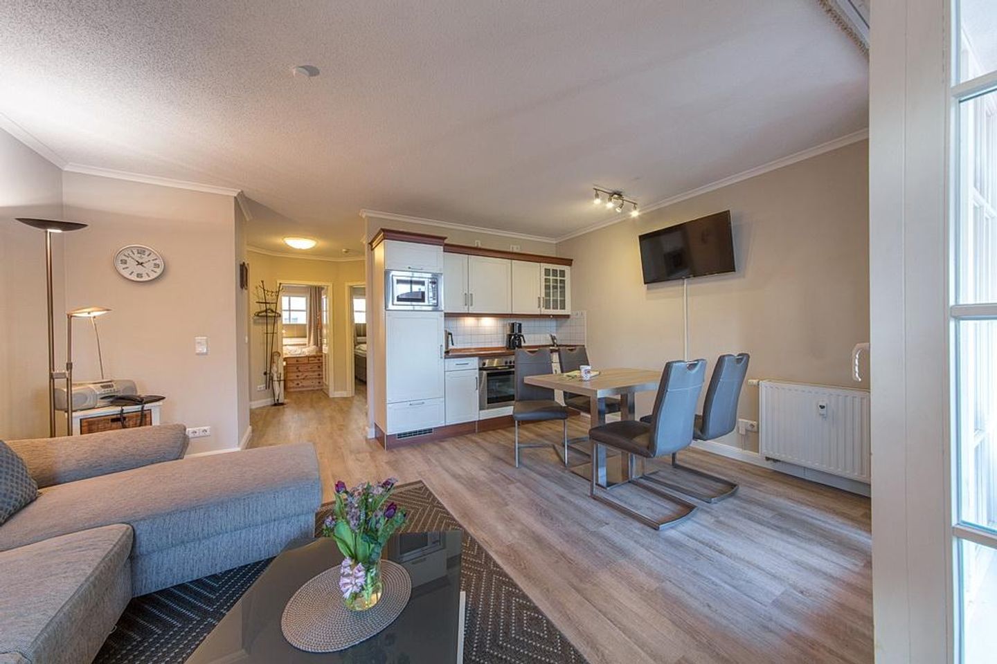 Apartmenthaus Atlantik Apartmenthaus Atlantik 117 Kühlungsborn - Wohn-Essbereich mit Couch und Küchenzeile