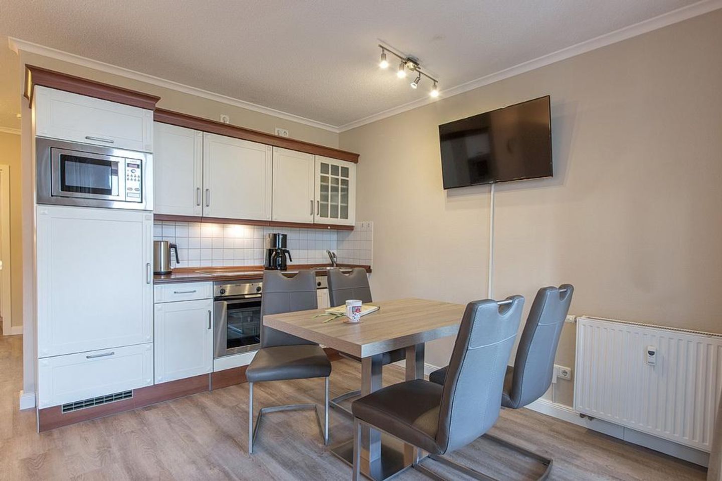 Apartmenthaus Atlantik Apartmenthaus Atlantik 117 Kühlungsborn - Küchenzeile mit Esstisch und Sitzgelegenheit