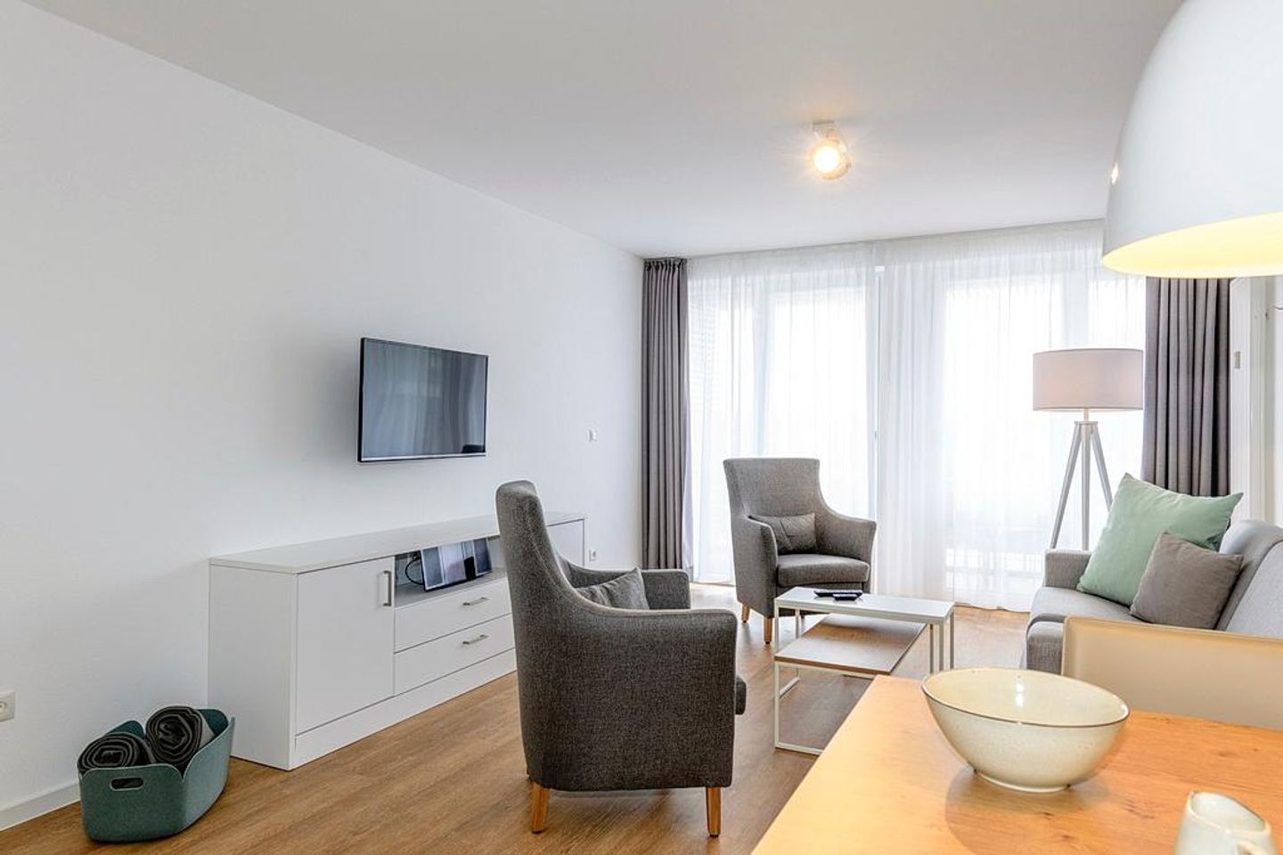 Deichhäuser Anna Küste Deichhäuser Anna Küste 1-30 Bensersiel - Wohn/Essbereich mit Couch, Sesseln und TV