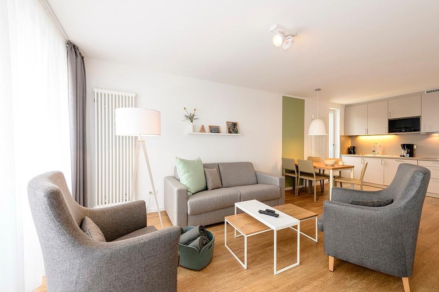 Deichhäuser Anna Küste Deichhäuser Anna Küste 1-30 Bensersiel - Wohn/Essbereich mit Küchenzeile, Couch und Sesseln