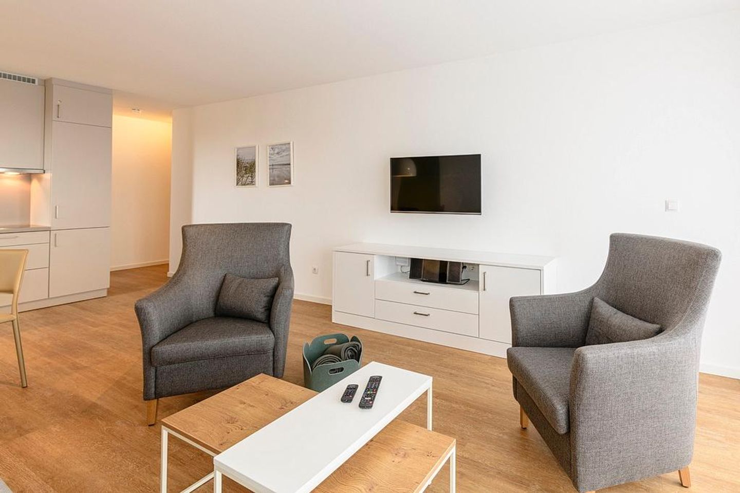 Deichhäuser Anna Küste Deichhäuser Anna Küste 1-30 Bensersiel - Wohn/Essbereich mit Sesseln und TV