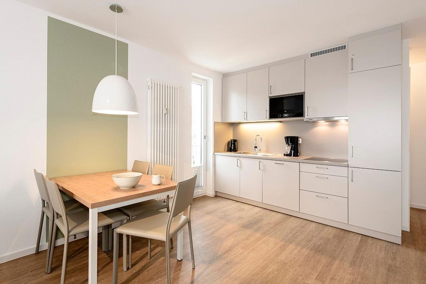 Deichhäuser Anna Küste Deichhäuser Anna Küste 1-30 Bensersiel - Wohn/Essbereich mit Esstisch und Küchenzeile