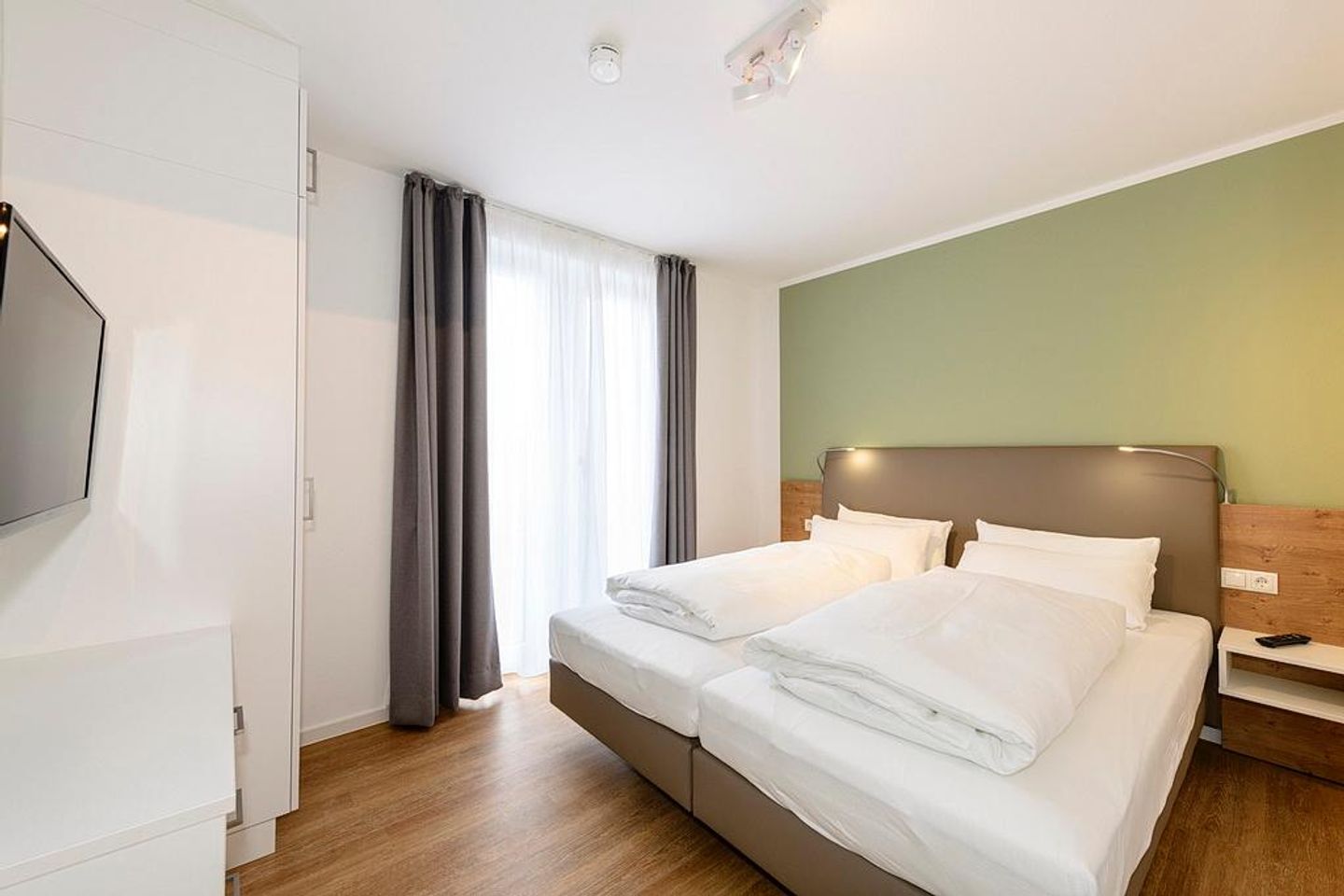 Deichhäuser Anna Küste Deichhäuser Anna Küste 1-30 Bensersiel - Schlafzimmer mit Doppelbett und TV