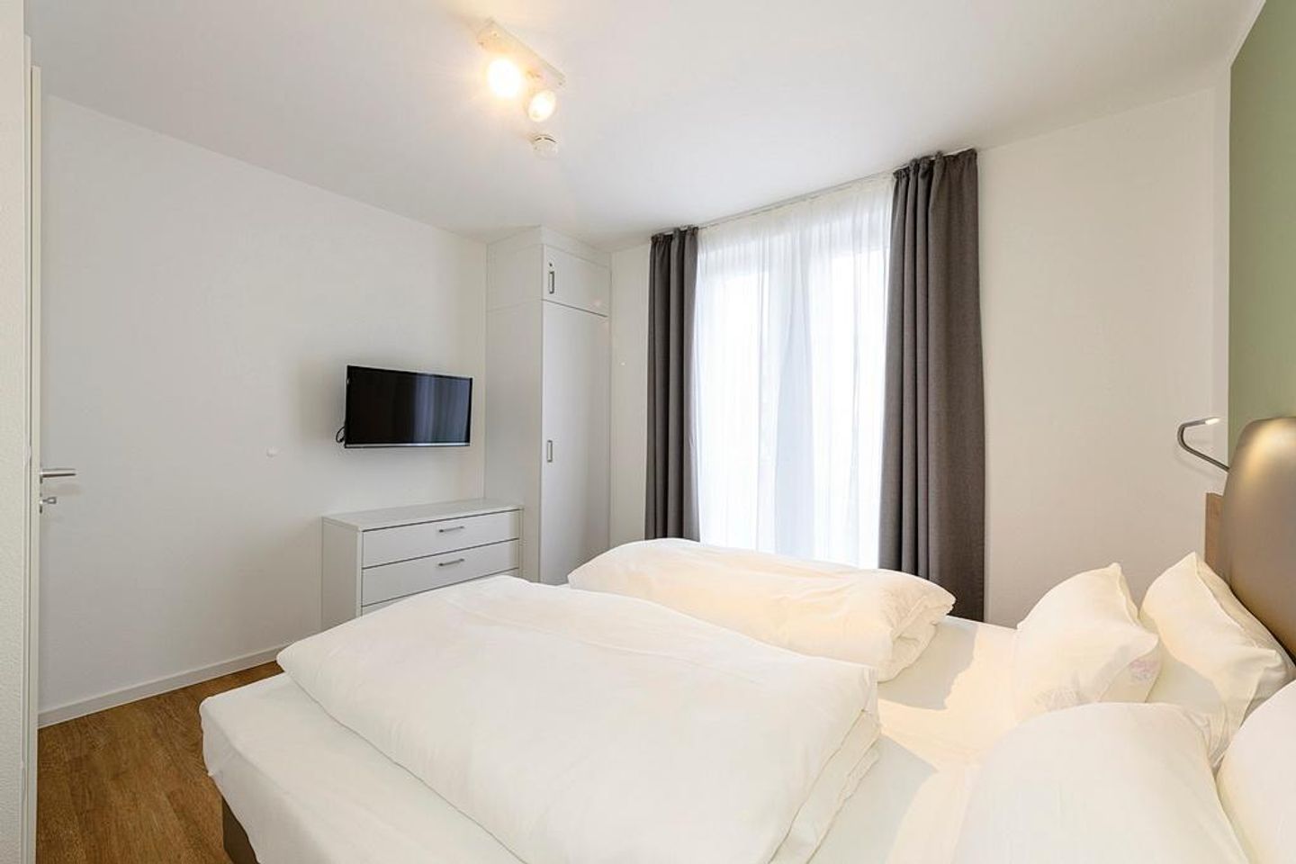 Deichhäuser Anna Küste Deichhäuser Anna Küste 1-30 Bensersiel - Schlafzimmer mit Doppelbett und TV