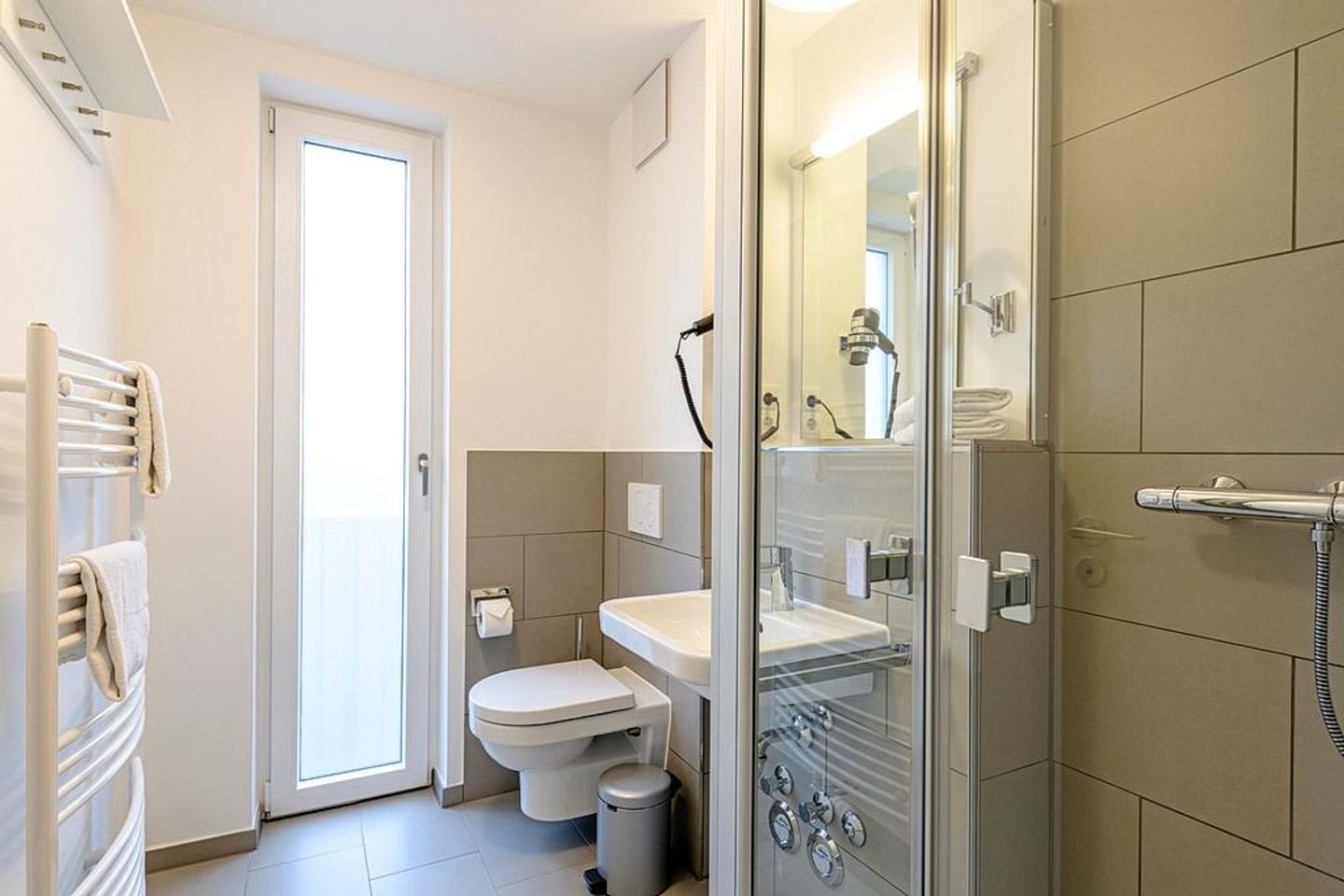 Deichhäuser Anna Küste Deichhäuser Anna Küste 1-30 Bensersiel - Badezimmer mit Dusche, Waschtisch und WC