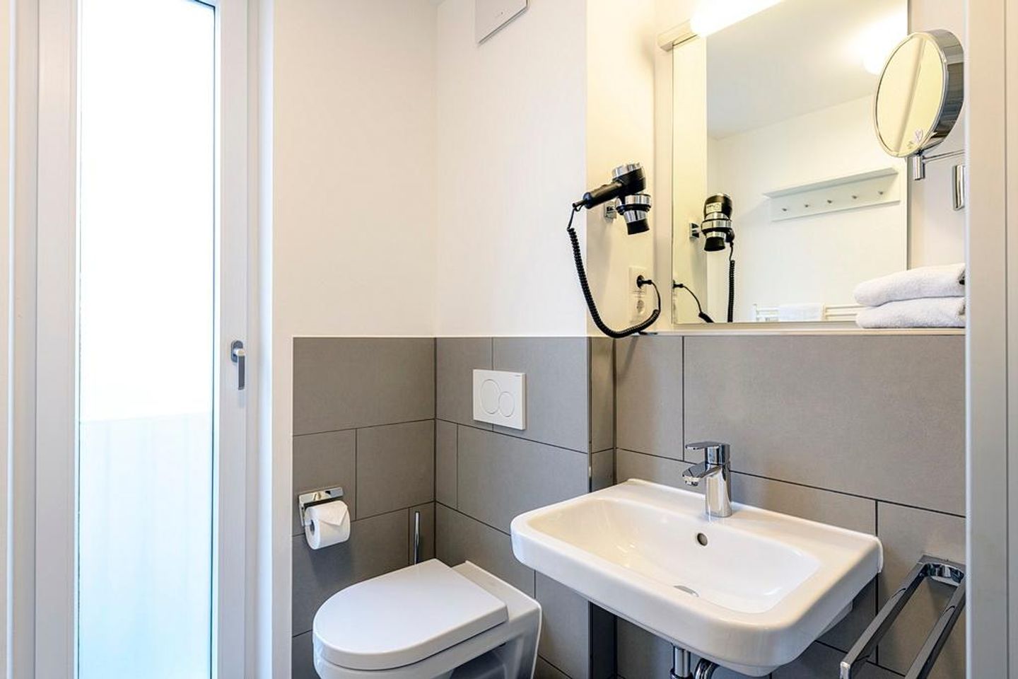 Deichhäuser Anna Küste Deichhäuser Anna Küste 1-30 Bensersiel - Badezimmer mit Waschtisch und WC