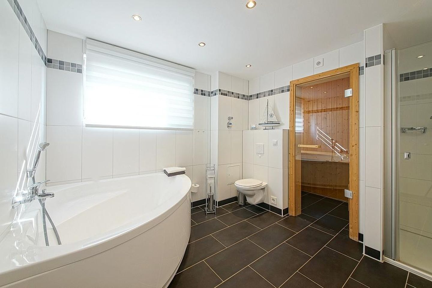 NordseeResort Friesland NordseeResort Friesland 51-2-S Schillig - Badezimmer mit Saunabereich