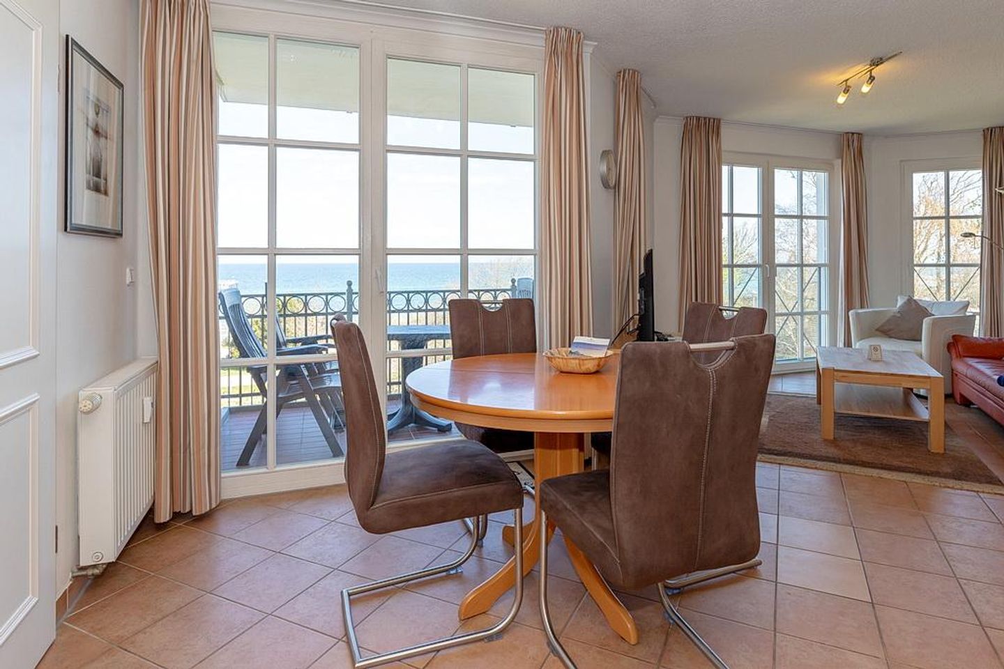 Apartmenthaus Atlantik Apartmenthaus Atlantik 213 Kühlungsborn - Wohn-Essbereich mit Esstisch und Sitzgelegenheit