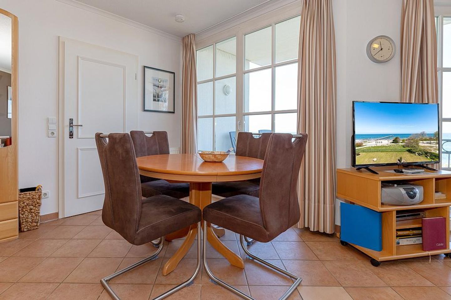 Apartmenthaus Atlantik Apartmenthaus Atlantik 213 Kühlungsborn - Wohn-Essbereich mit Esstisch und Sitzgelegenheit