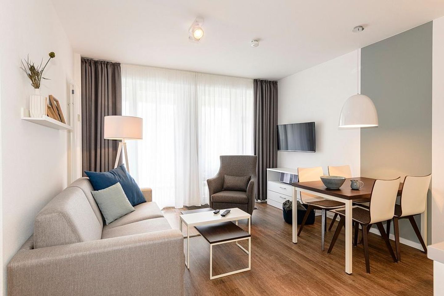 Deichhäuser Anna Küste Deichhäuser Anna Küste 1-21 Bensersiel - Wohn/Essbereich mit Couch, Sessel und Esstisch