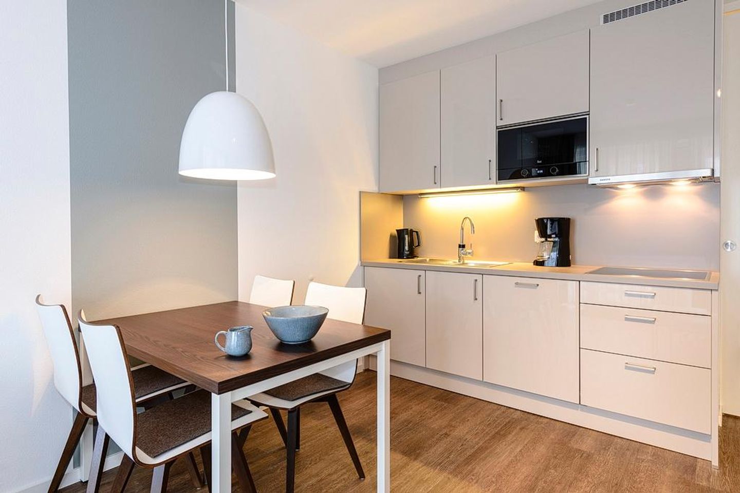 Deichhäuser Anna Küste Deichhäuser Anna Küste 1-21 Bensersiel - Wohn/Essbereich mti Esstisch und Küche