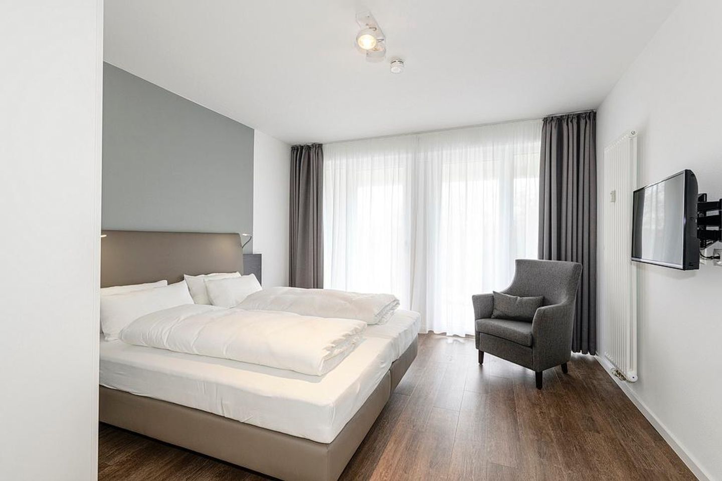 Deichhäuser Anna Küste Deichhäuser Anna Küste 1-21 Bensersiel - Schlafzimmer mit Doppelbett, Couch und TV