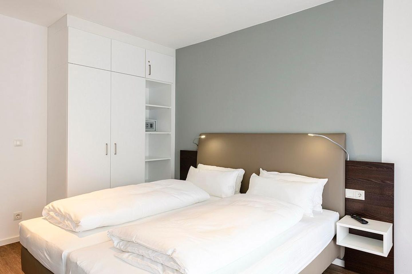 Deichhäuser Anna Küste Deichhäuser Anna Küste 1-21 Bensersiel - Schlafzimmer mit Doppelbett und Kleiderschrank