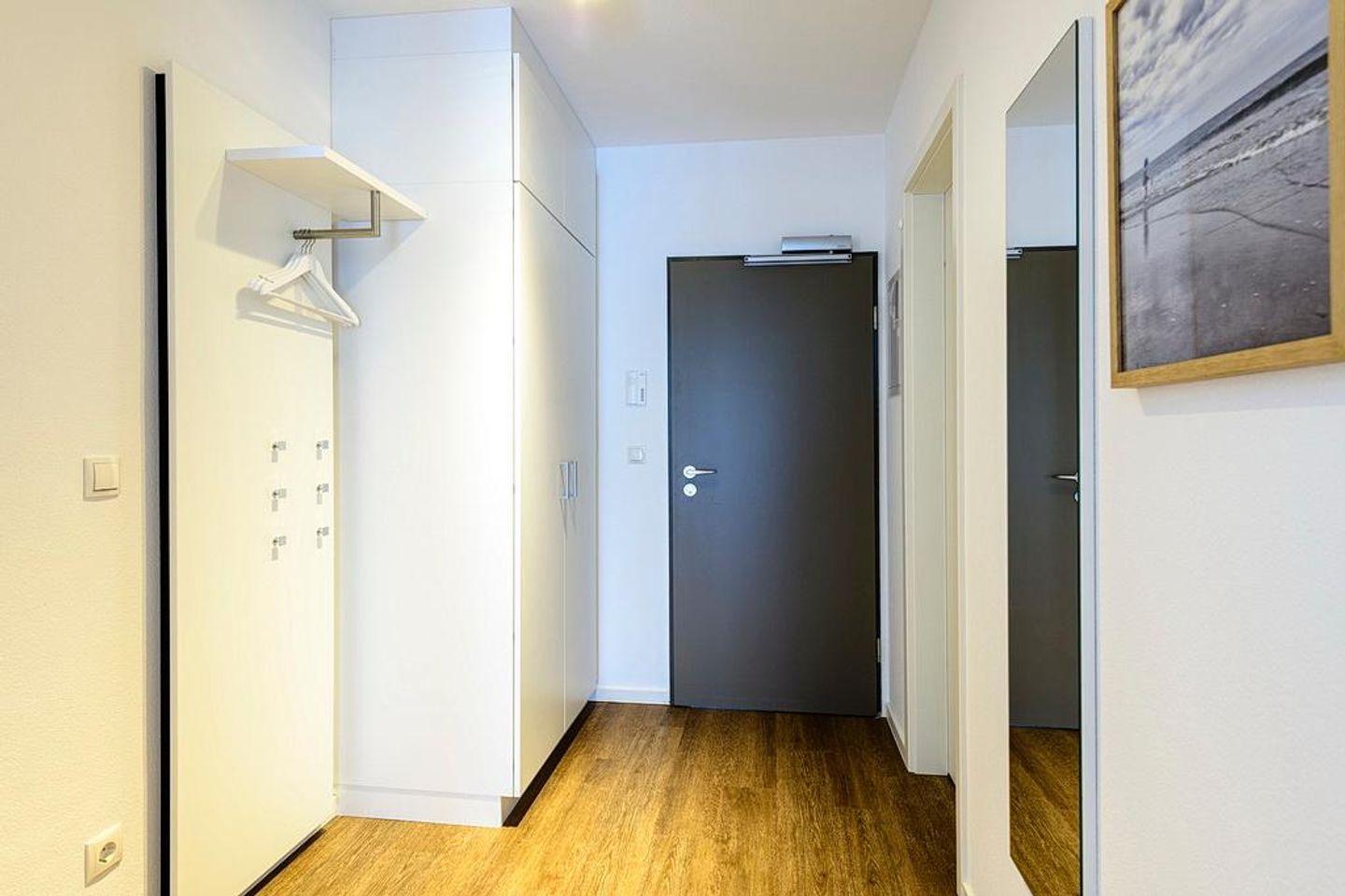 Deichhäuser Anna Küste Deichhäuser Anna Küste 1-21 Bensersiel - Flur mit Kleiderschrank