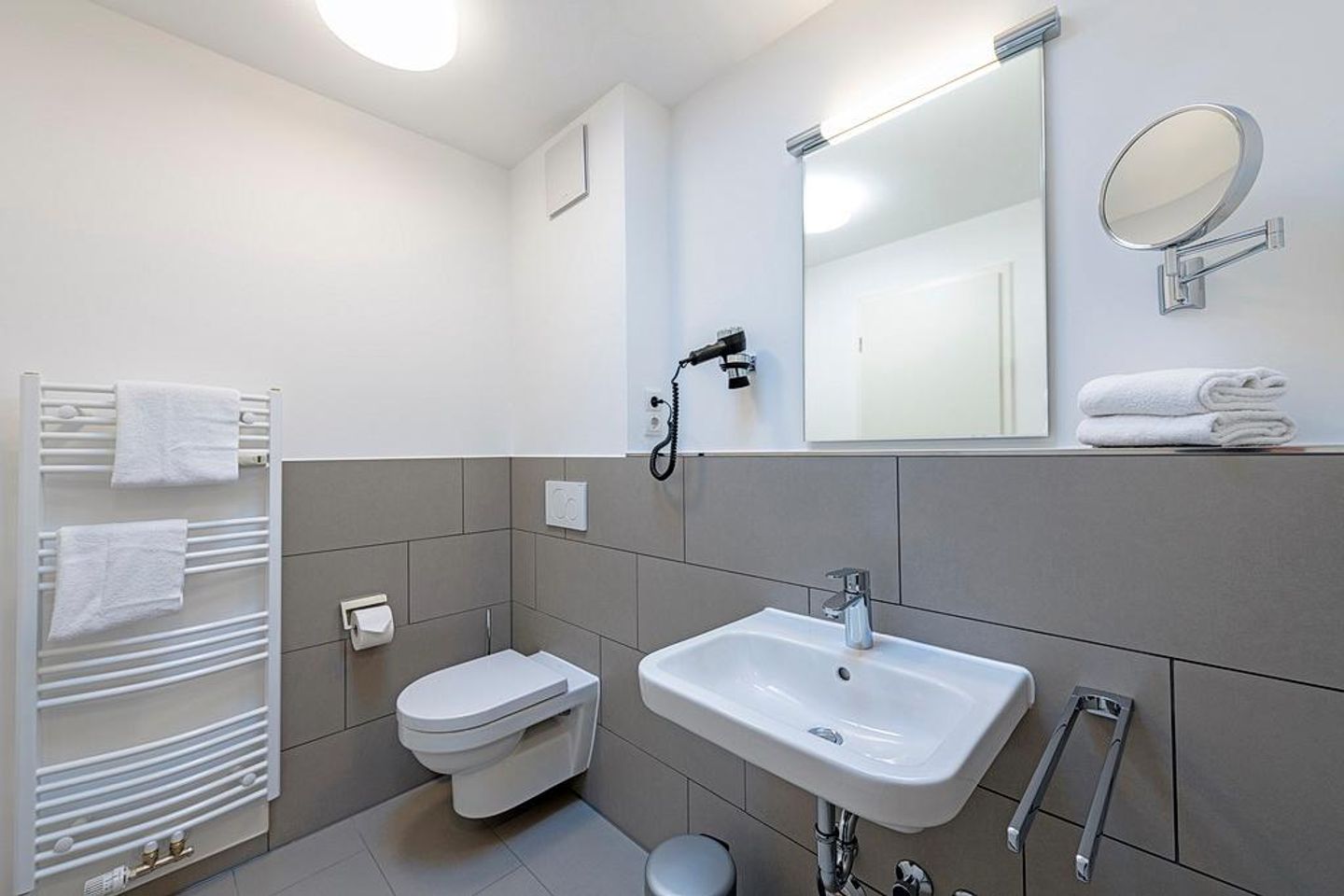 Deichhäuser Anna Küste Deichhäuser Anna Küste 1-21 Bensersiel - Badezimmer mit WC und Waschtisch