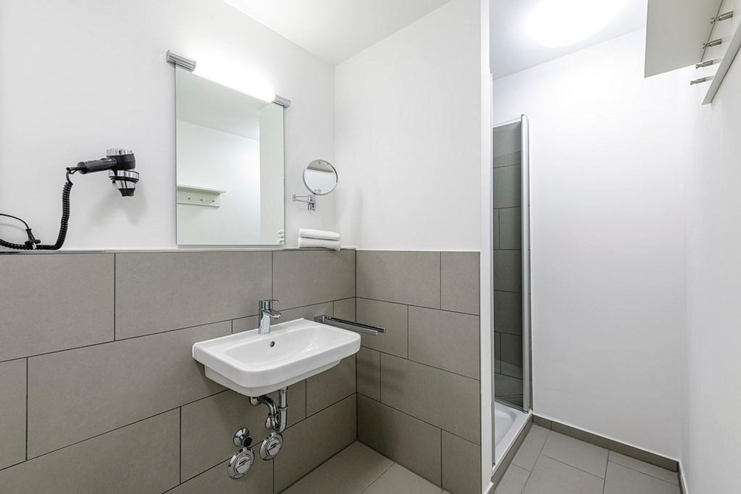 Deichhäuser Anna Küste Deichhäuser Anna Küste 1-21 Bensersiel - Badezimmer mit Waschtisch und Dusche