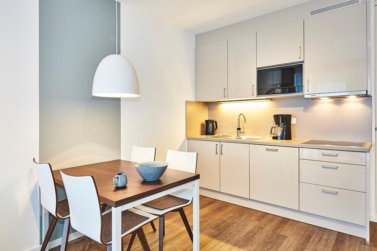 Deichhäuser Anna Küste Deichhäuser Anna Küste 2-11 Bensersiel - Wohn/Essbereich mit Esstisch und Küchenzeile