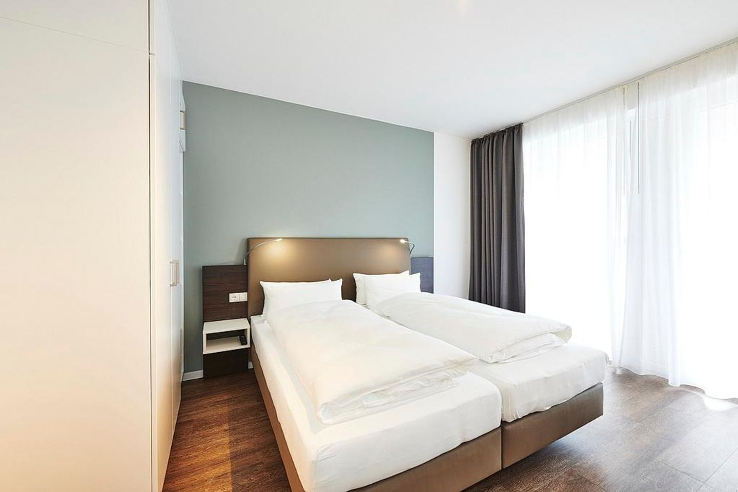 Deichhäuser Anna Küste Deichhäuser Anna Küste 2-11 Bensersiel - Schlafzimmer mit Doppelbett und Kleiderschrank