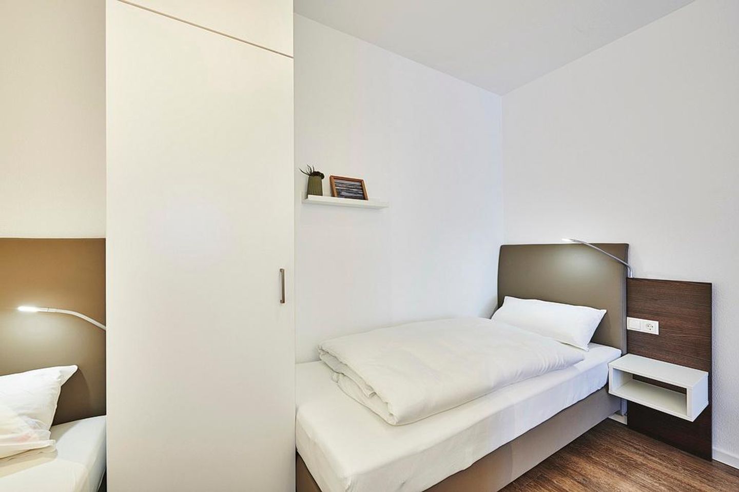 Deichhäuser Anna Küste Deichhäuser Anna Küste 2-11 Bensersiel - Schlafzimmer mit zwei Einzelbetten und Kleiderschrank