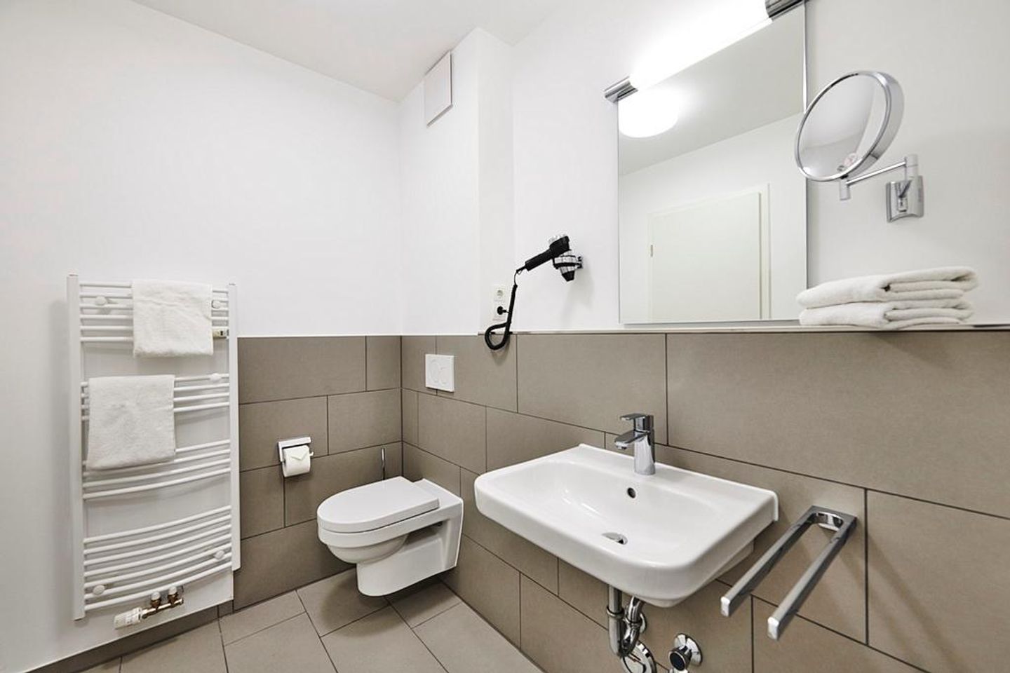 Deichhäuser Anna Küste Deichhäuser Anna Küste 2-11 Bensersiel - Badezimmer mit WC und Waschtisch