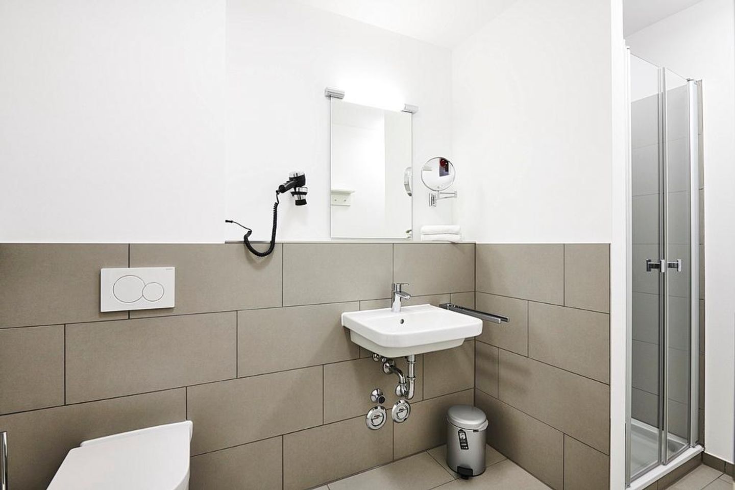 Deichhäuser Anna Küste Deichhäuser Anna Küste 2-11 Bensersiel - Badezimmer mit WC, Waschtisch und Dusche