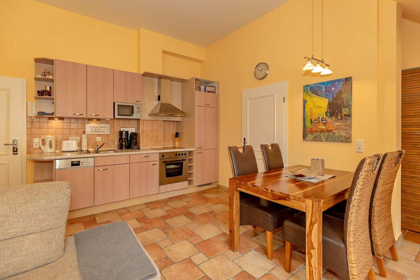 Dünenschloss Dünenschloss 2-25 Kühlungsborn - Wohn-Essbereich mit Küchenzeile