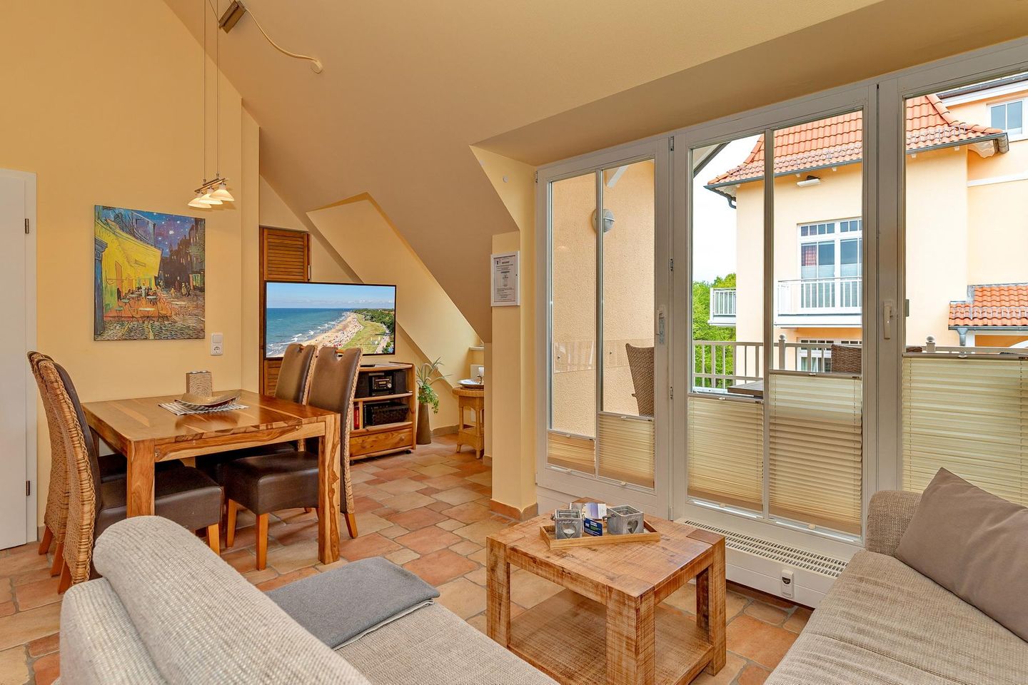 Dünenschloss Dünenschloss 2-25 Kühlungsborn - Wohn-Essbereich mit Couch und Flatscreen-TV