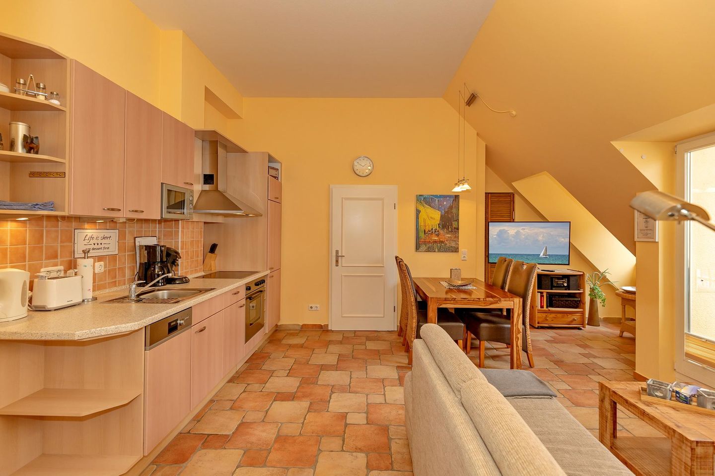 Dünenschloss Dünenschloss 2-25 Kühlungsborn - Wohn-Essbereich mit Couch und Küchenzeile