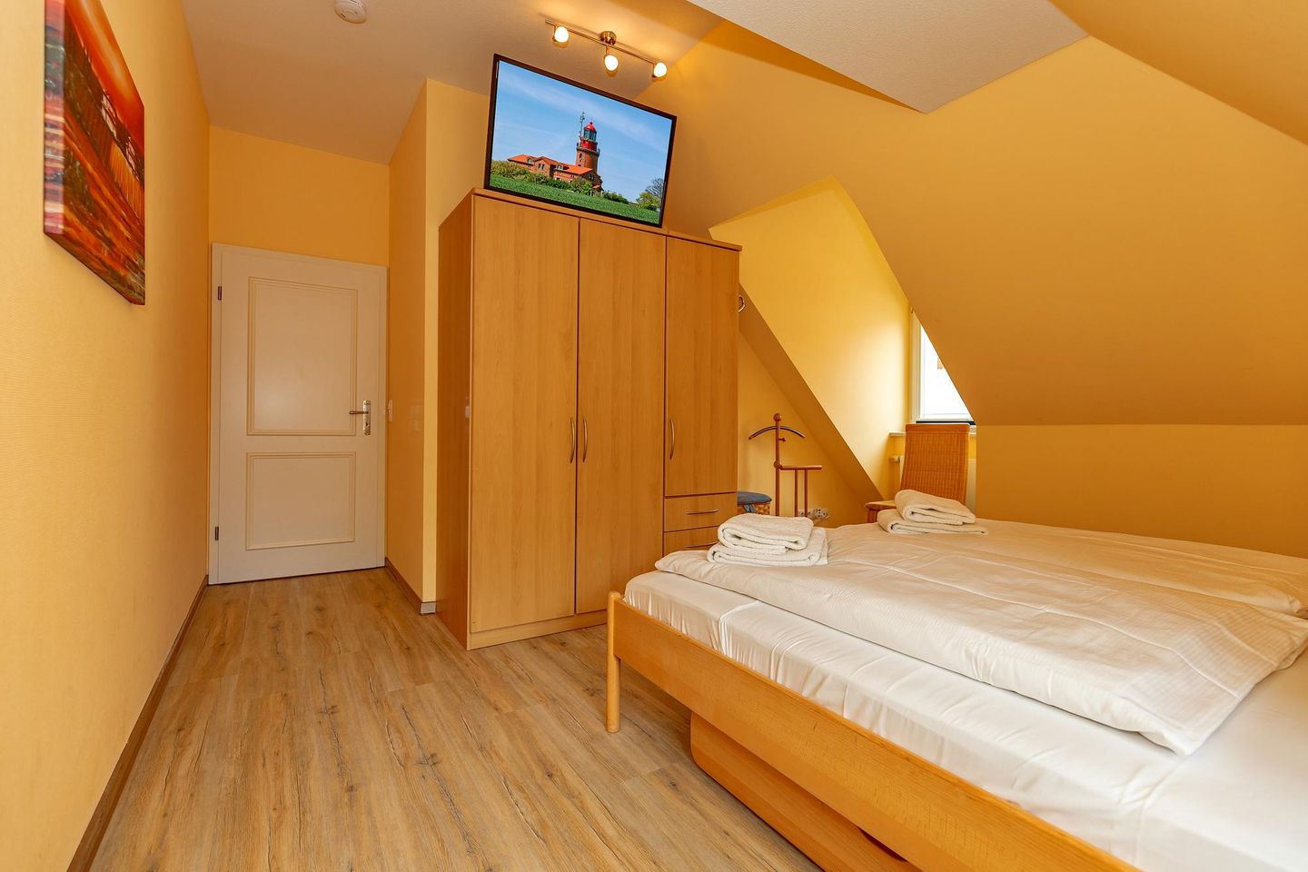 Dünenschloss Dünenschloss 2-25 Kühlungsborn - Schlafzimmer mit Doppelbett und Kleiderschrank