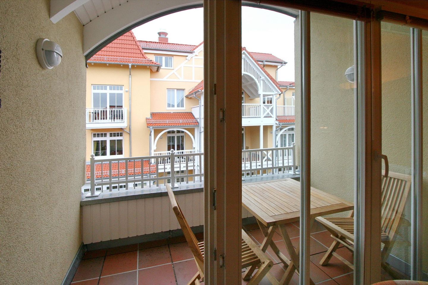 Dünenschloss Dünenschloss 2-25 Kühlungsborn - Überdachter Balkon mit Sitzgelegenheit