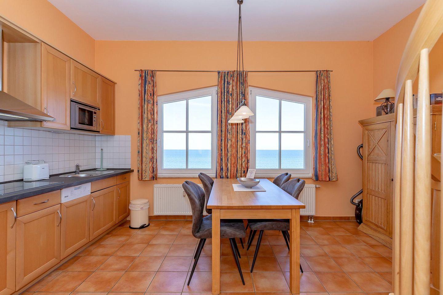 Meeresblick Meeresblick 514 Kühlungsborn - Wohn-Essbereich mit Esstisch und Sitzgelegenheit