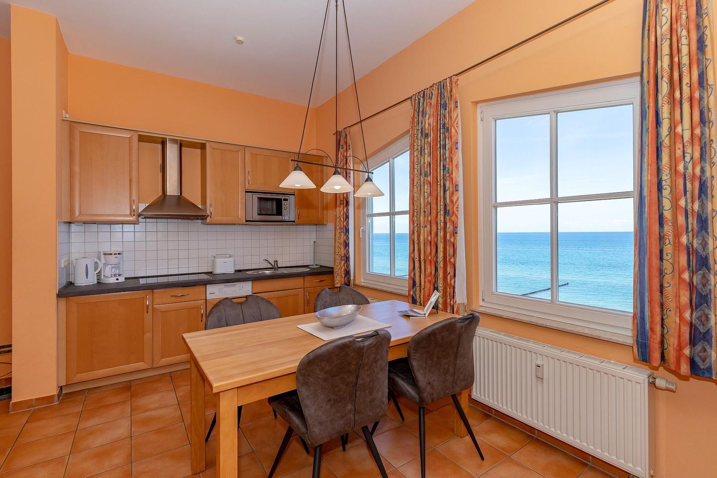 Meeresblick Meeresblick 514 Kühlungsborn - Küchenzeile mit Esstisch und Sitzgelegenheit
