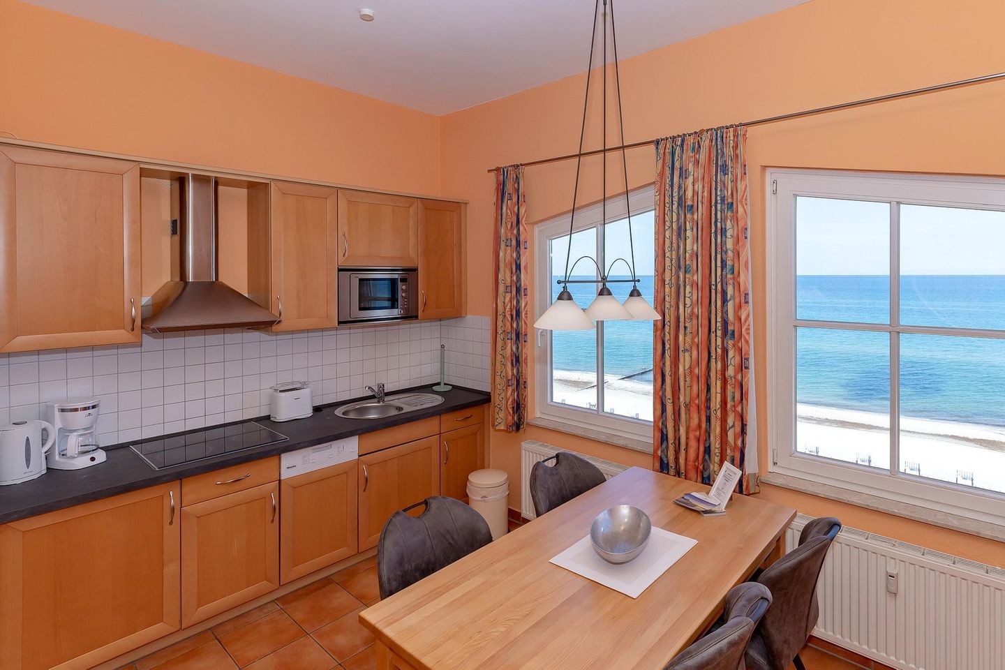 Meeresblick Meeresblick 514 Kühlungsborn - Küchenzeile mit Esstisch und Sitzgelegenheit