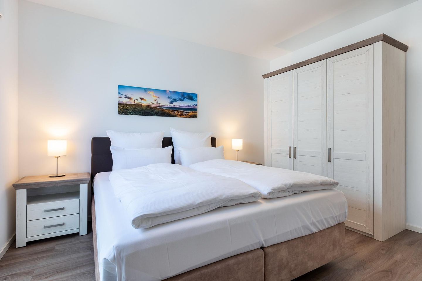 Aparthotel Ostseeallee Aparthotel Ostseeallee 2-12 Boltenhagen - Schlafzimmer mit Boxspringbett und Kleiderschrank