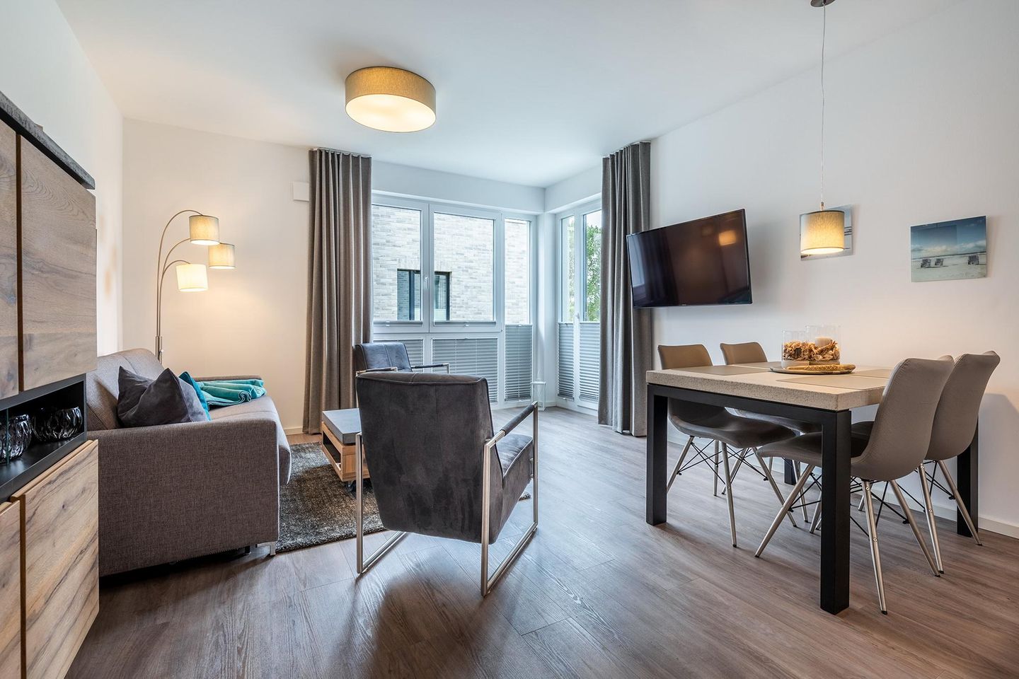 Aparthotel Ostseeallee Aparthotel Ostseeallee 2-13 Boltenhagen - Wohn-/Essbereich mit Doppelschlafcouch, TV, Esstisch und Sitzgelegenheiten