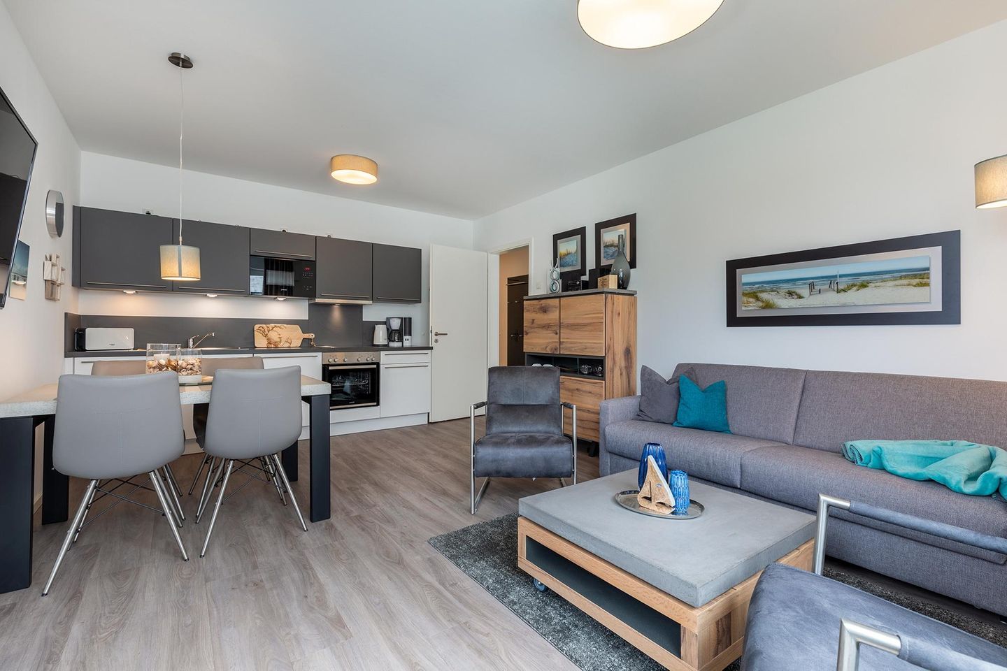 Aparthotel Ostseeallee Aparthotel Ostseeallee 2-13 Boltenhagen - Wohn-/Essbereich mit Doppelschlafcouch und Küchenzeile