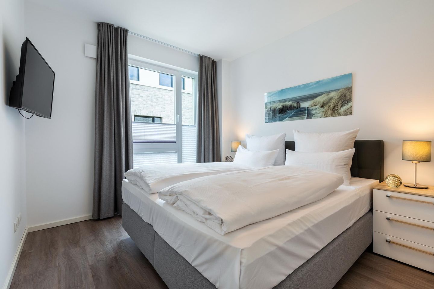 Aparthotel Ostseeallee Aparthotel Ostseeallee 2-13 Boltenhagen - Schlafzimmer mit Boxspringbett (1,80 x 2,00 m), Nachtschränke und TV