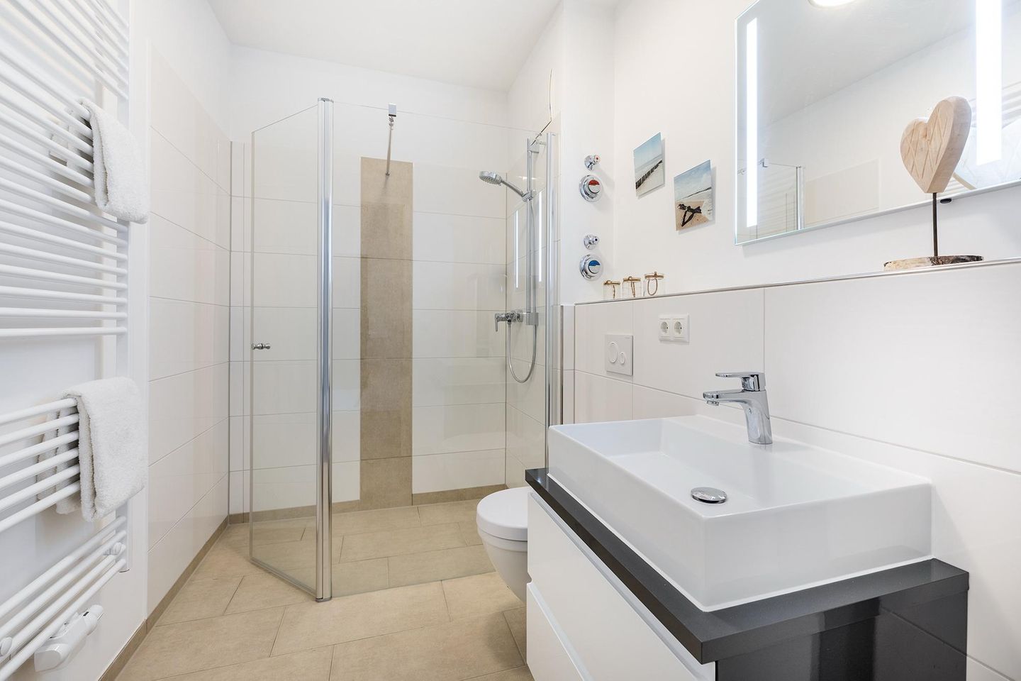 Aparthotel Ostseeallee Aparthotel Ostseeallee 2-13 Boltenhagen - Badezimmer mit Waschtisch, Spiegel und Dusche