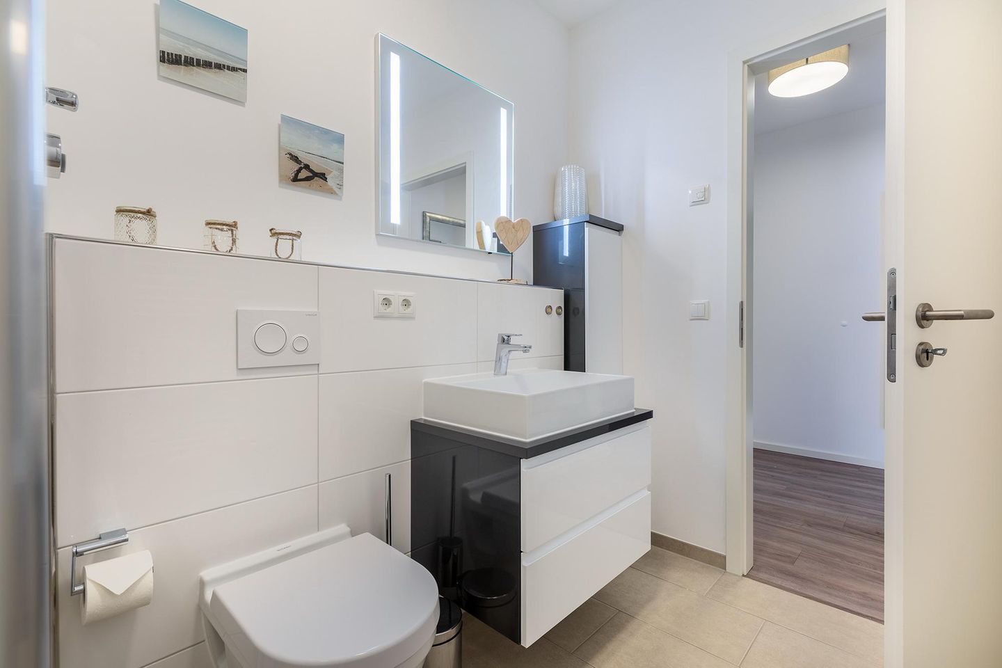 Aparthotel Ostseeallee Aparthotel Ostseeallee 2-13 Boltenhagen - Badezimmer mit Waschtisch, Spiegel und WC