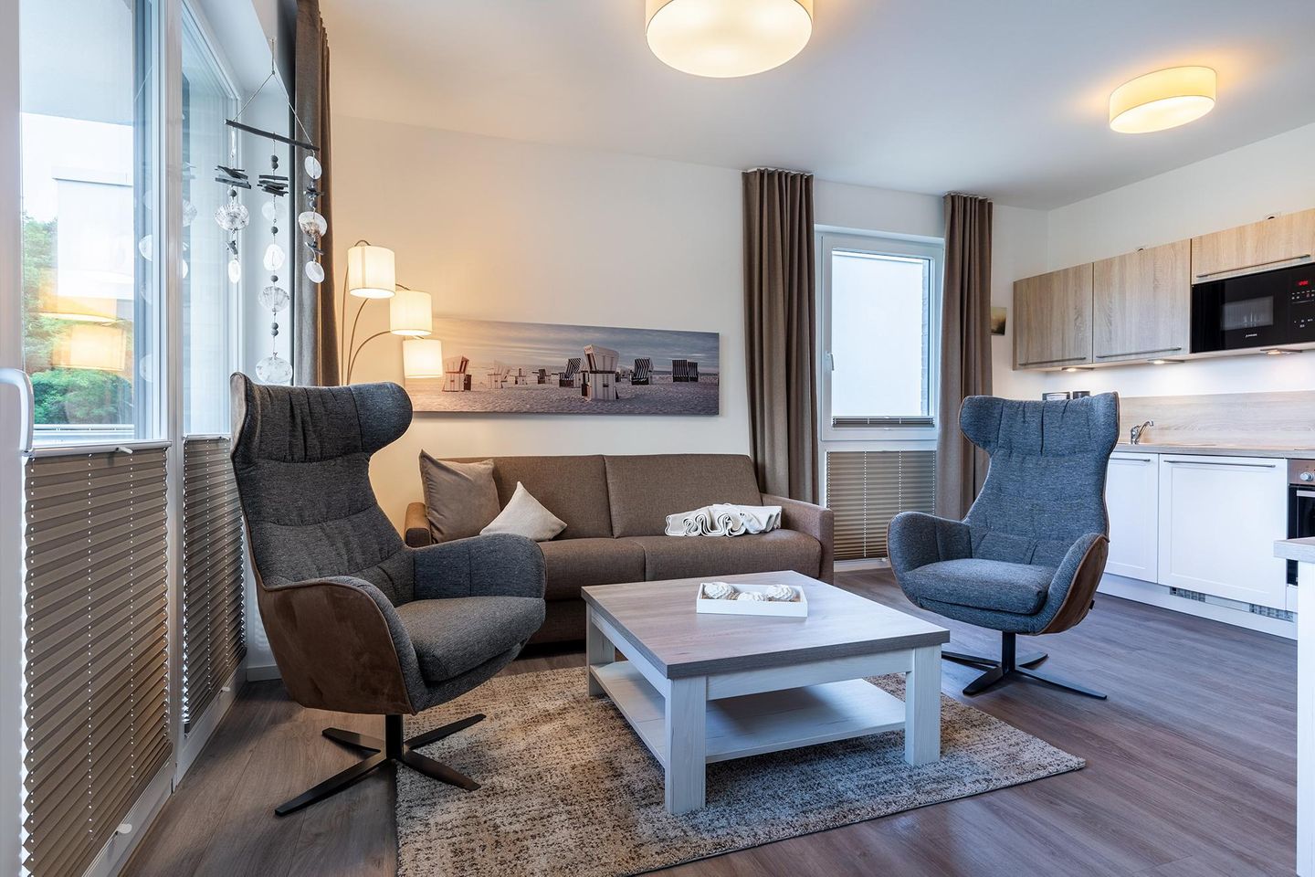 Aparthotel Ostseeallee Aparthotel Ostseeallee 2-15 Boltenhagen - Wohn-/Essbereich mit Doppelschlafcouch, Couchtisch, Sessel und Küchenzeile