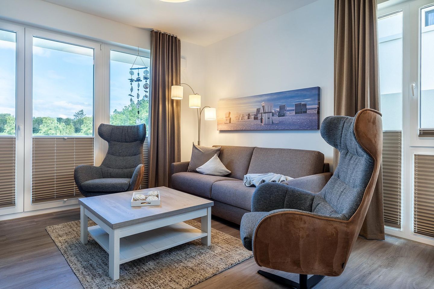 Aparthotel Ostseeallee Aparthotel Ostseeallee 2-15 Boltenhagen - Wohnbereich mit Couchtisch und Sessel