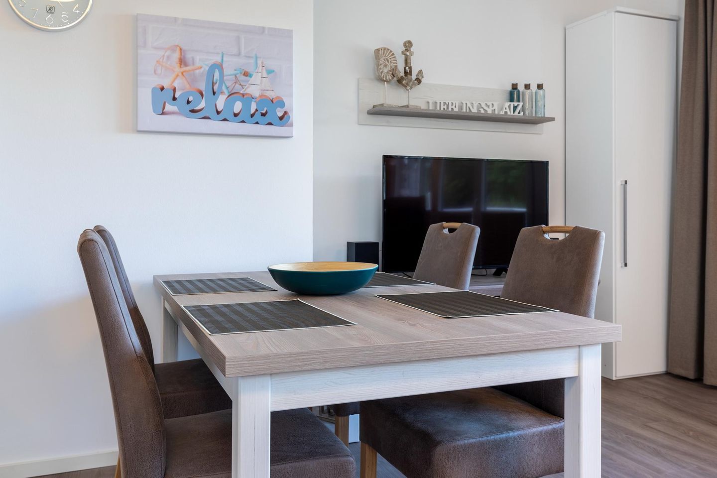 Aparthotel Ostseeallee Aparthotel Ostseeallee 2-15 Boltenhagen - Wohn-/Essbereich mit Esstisch und Sitzgelegenheiten