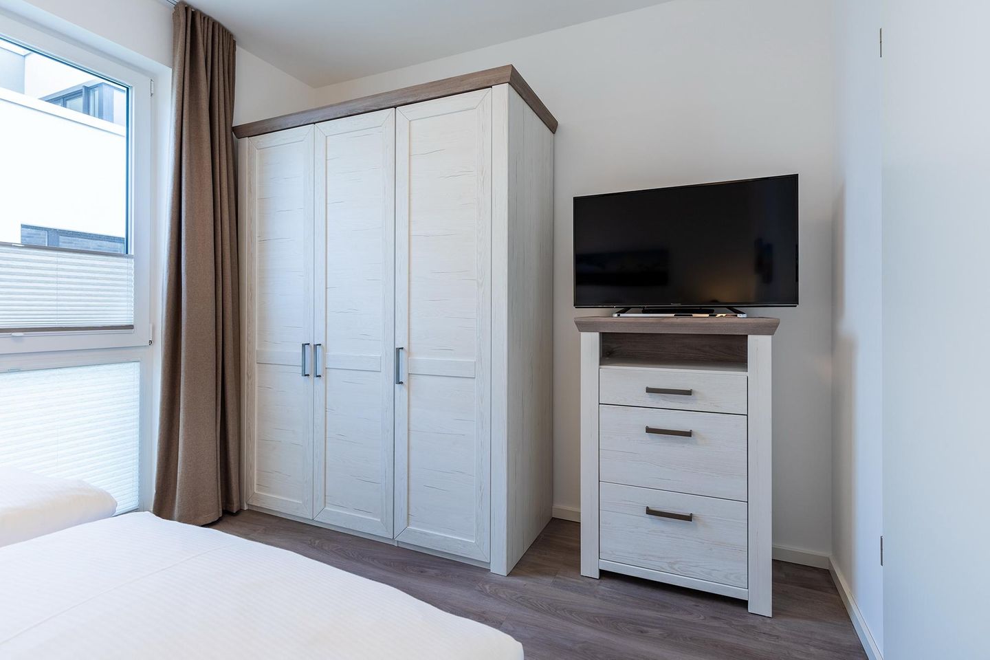 Aparthotel Ostseeallee Aparthotel Ostseeallee 2-15 Boltenhagen - Schlafzimmer mit TV und Kleiderschrank