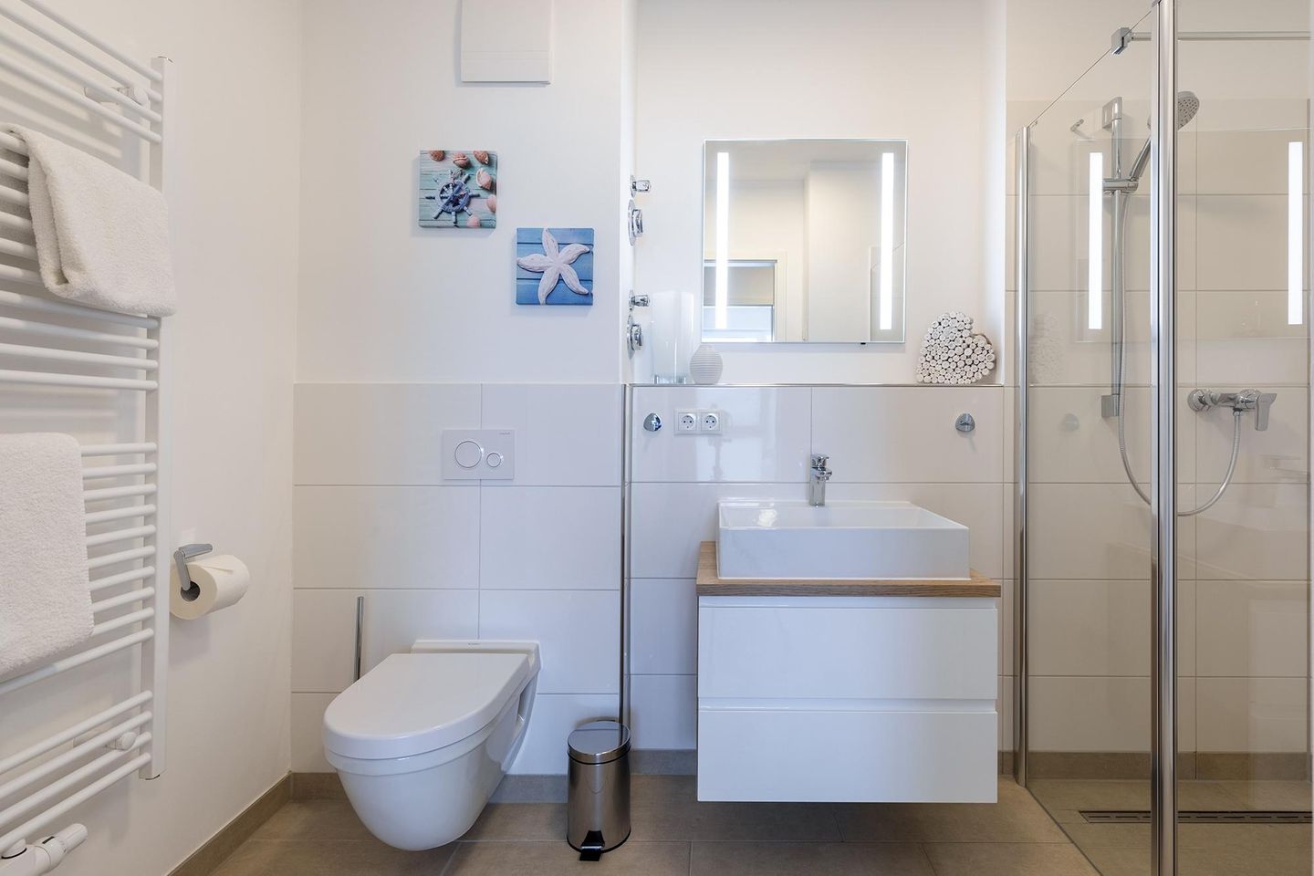 Aparthotel Ostseeallee Aparthotel Ostseeallee 2-15 Boltenhagen - Badezimmer mit Dusche, Waschtisch und WC