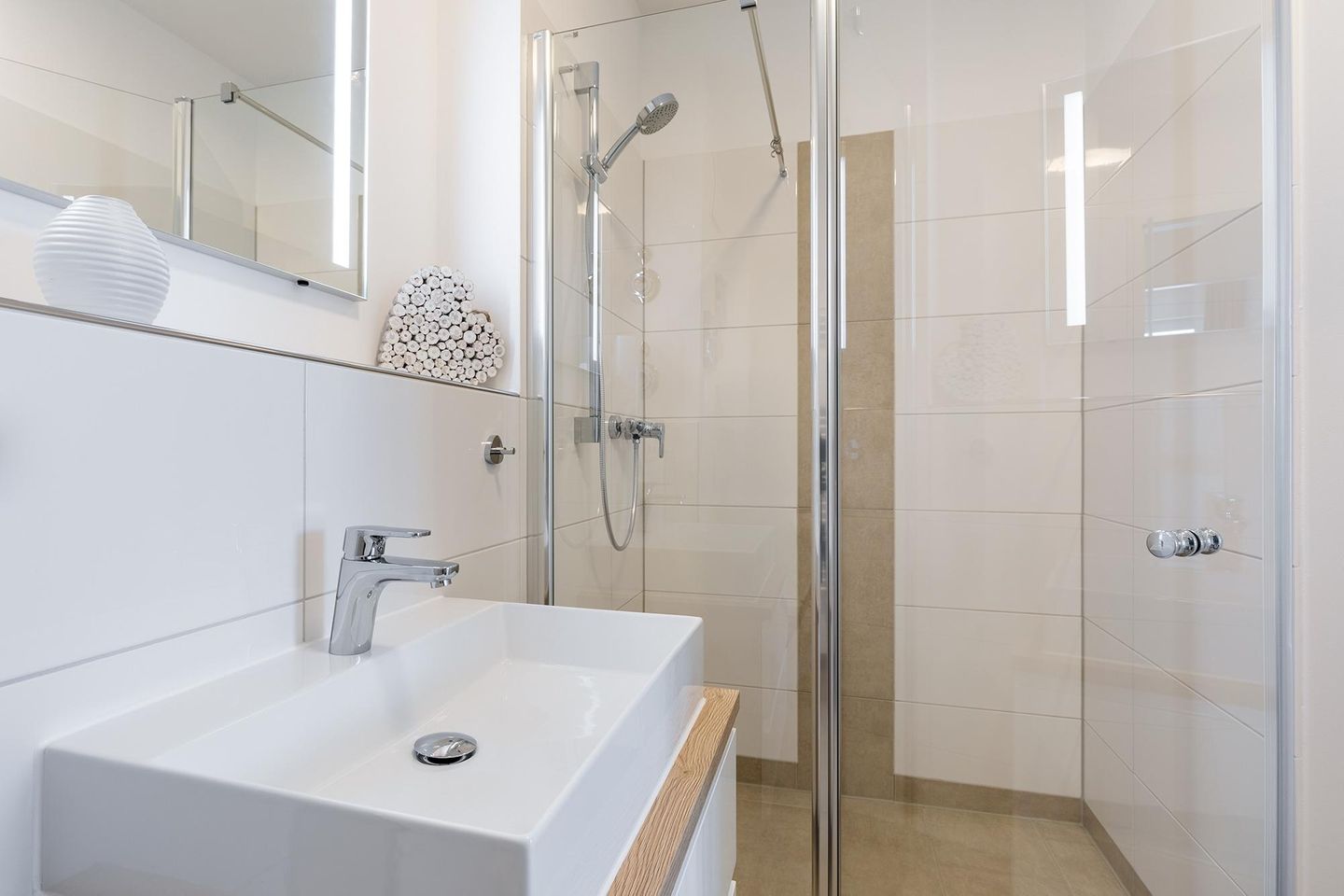 Aparthotel Ostseeallee Aparthotel Ostseeallee 2-15 Boltenhagen - Badezimmer mit Dusche, Waschtisch und Spiegel