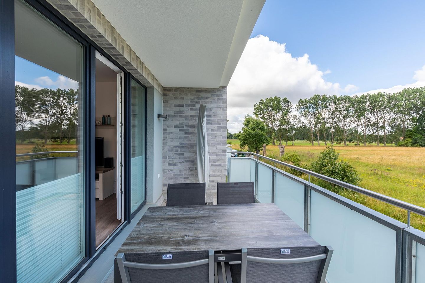 Aparthotel Ostseeallee Aparthotel Ostseeallee 2-15 Boltenhagen - Balkon mit Tisch, Sitzgelegenheiten und Blick ins Grüne